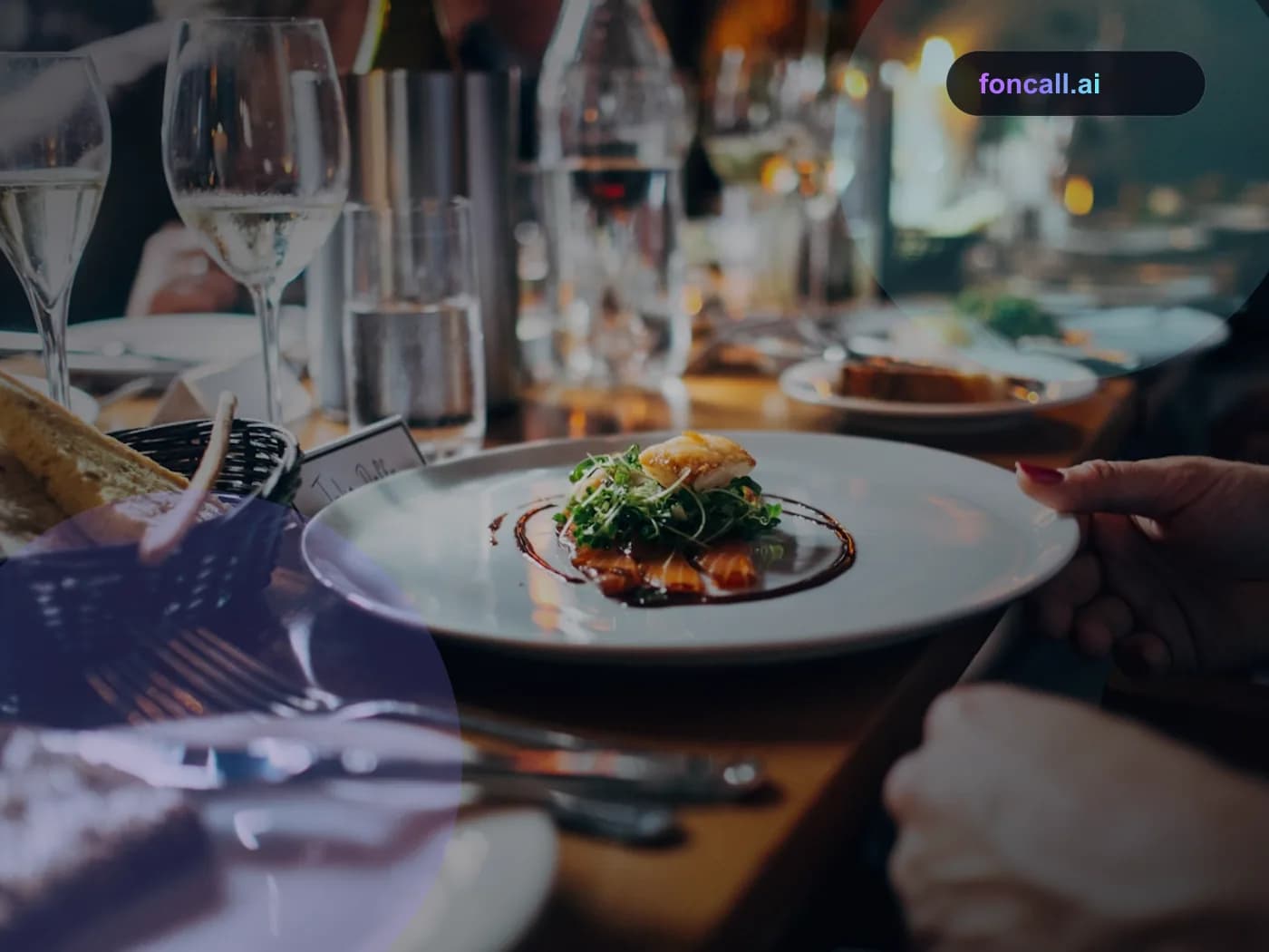 KI-Telefonassistent für Restaurants & Gastronomie: Restauranttisch mit gedeckten Tellern