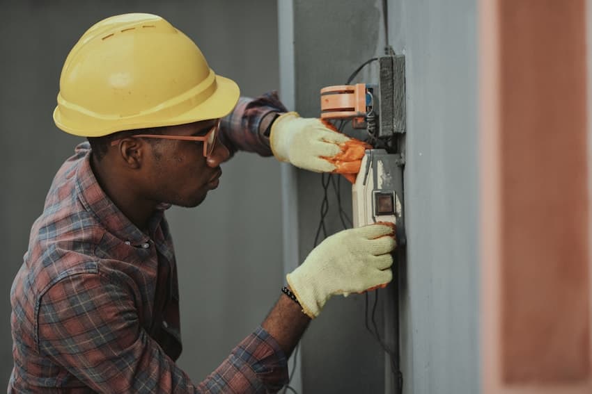 Elektriker bei der Arbeit an einer Elektroinstallation