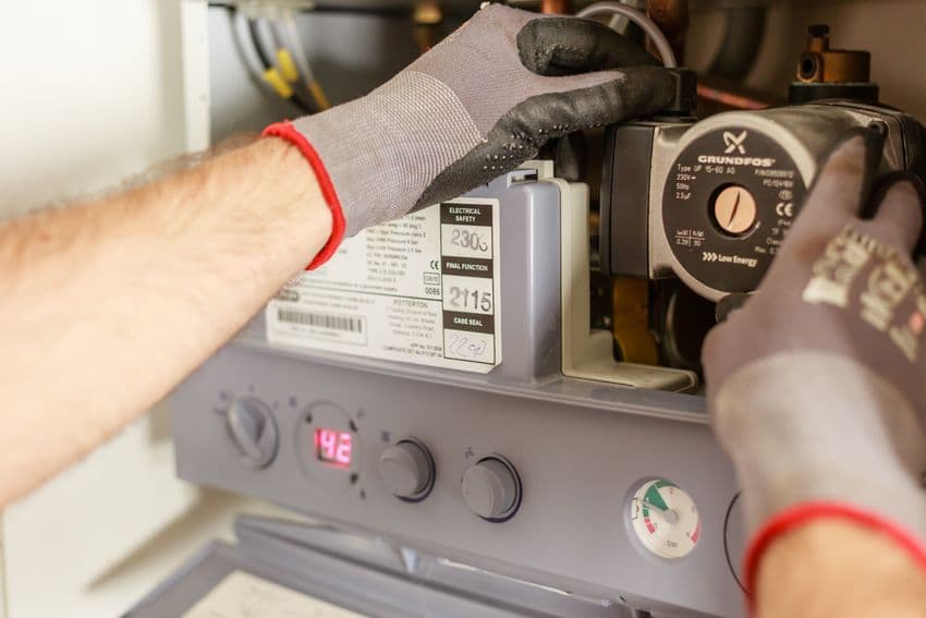 Sanitärinstallateur bei der Arbeit an einer Heizungsanlage